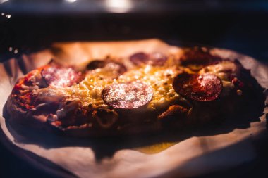 Sütsüz peynirli ev yapımı pizza fırında vejetaryen pepperonisi, sağlıklı vejetaryen yemek tarifleri.