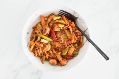 Vermicelli erişte ve satay soslu sebze kızartması, sağlıklı vejetaryen yemek tarifleri.