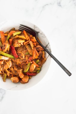 Vermicelli erişte ve satay soslu sebze kızartması, sağlıklı vejetaryen yemek tarifleri.