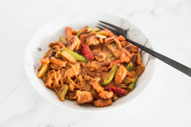 Vermicelli erişte ve satay soslu sebze kızartması, sağlıklı vejetaryen yemek tarifleri.