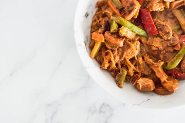 Vermicelli erişte ve satay soslu sebze kızartması, sağlıklı vejetaryen yemek tarifleri.