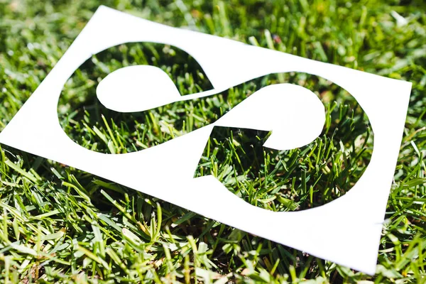 Kreislaufwirtschaftssymbol Auf Papierausschnitt Mit Perfekter Grüner Rasenfüllung Konzept Der Ökologie — Stockfoto