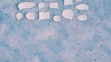 Konuşma özgürlüğü ve fikir alışverişi kavramsal görüntü, farklı görüş ve bakış açılarını temsil eden farklı komedi baloncukları grubu