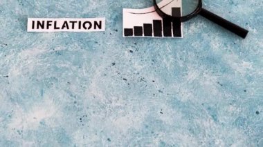 Enflasyon metni ve grafiği fiyatların yükseldiğini gösteriyor. Büyüteç analizi istatistikleri, salgından sonraki ekonomik mücadele kavramı.