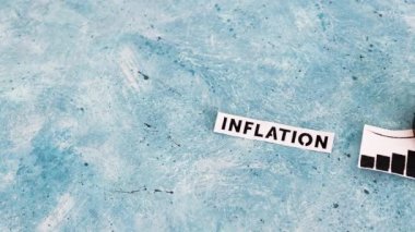 Enflasyon metni ve grafiği fiyatların yükseldiğini gösteriyor. Büyüteç analizi istatistikleri, salgından sonraki ekonomik mücadele kavramı.