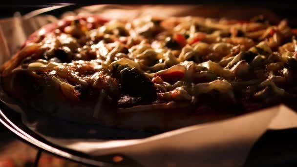 Pizza Auf Pflanzlicher Basis Nach Römischer Art Mit Paprika Und — Stockvideo
