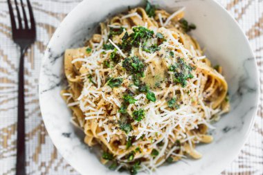 Bitkisel fettuccini makarna kremalı limon ve maydanoz soslu taze otlar ve sütsüz peynirli sağlıklı vejetaryen yemek tarifleri.