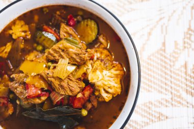 Akdeniz sebzeli sebzeli sebze ve baharatlı et parçaları, sağlıklı vejetaryen yemek tarifleri.