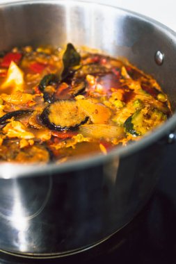 Akdeniz sebzeli sebzeli sebze ve baharatlı et parçaları, sağlıklı vejetaryen yemek tarifleri.