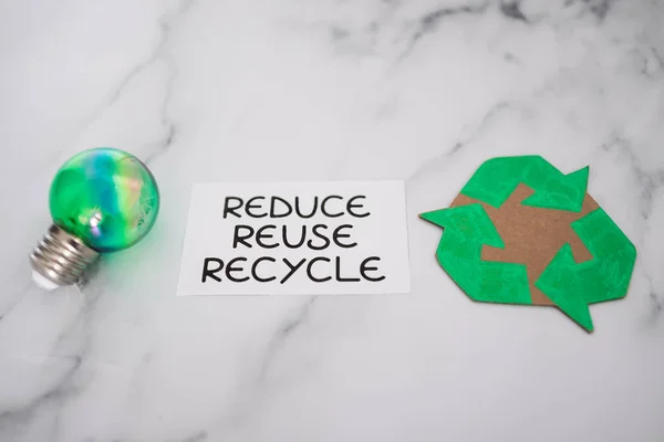 緑の電球で再利用サインを削減しアイコンをリサイクル持続可能性と循環型経済の概念 — ストック写真