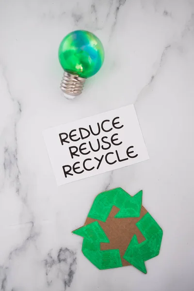 緑の電球で再利用サインを削減しアイコンをリサイクル持続可能性と循環型経済の概念 — ストック写真