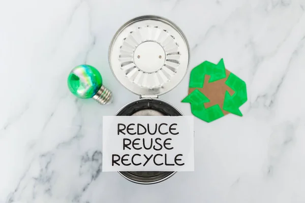 Minska Återanvändning Återvinningsskylt Med Mini Papperskorgen Bredvid Gröna Glödlampan Och — Stockfoto