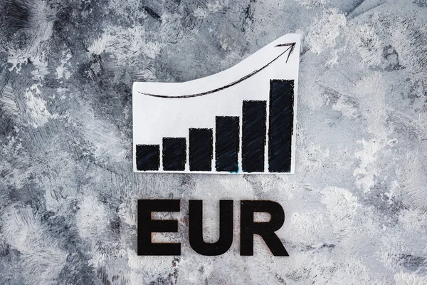 汇率概念形象 图上显示正增长 欧元文本下面是全球股票市场表现的符号 — 图库照片