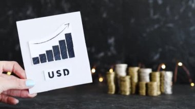 Döviz kuru kavramsal görüntü, para yığınlarının önünde ABD Doları metni ile pozitif büyüme gösteren grafik