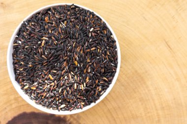 Yasemin pirinç berry ahşap zemin üzerinde