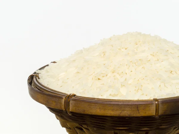 üzerinde kahverengi bambu sepet beyaz zemin üzerine pirinç yasemin taneli