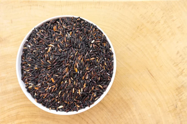 Yasemin pirinç berry ahşap zemin üzerinde