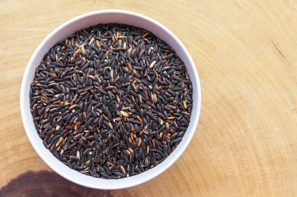 Yasemin pirinç berry ahşap zemin üzerinde