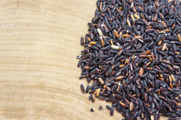 Yasemin pirinç berry ahşap zemin üzerinde