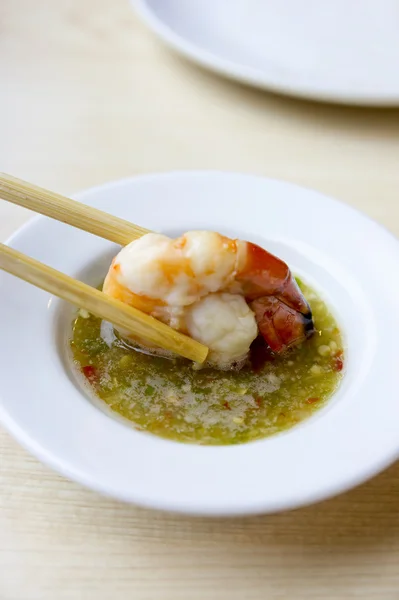 chili sos Tay tarzı ile ızgara karides.