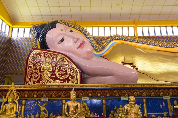 Zlatý ležící buddha — Stock fotografie