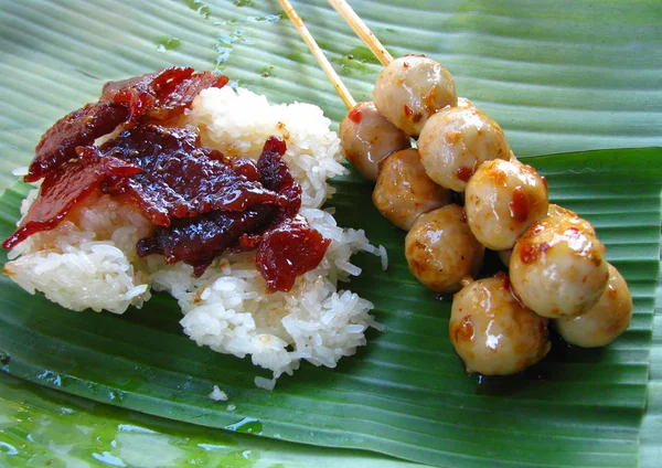 domuz eti yapışkan pirinç ve ızgara domuz topu kavurma