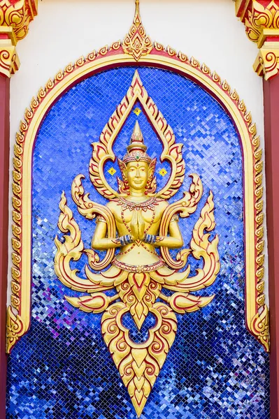 Thai goldener Schutzgott mit Schwert an der Tempelwand. — Stockfoto