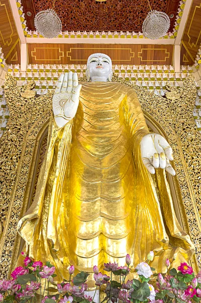 Ancient Golden Buddha image in a Burma Buddhist temple. — Stock Photo, Image