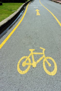 Bisiklet şeritli yolda yağmur sonra