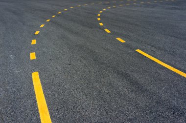 Bisiklet şeritli yolda yağmur sonra