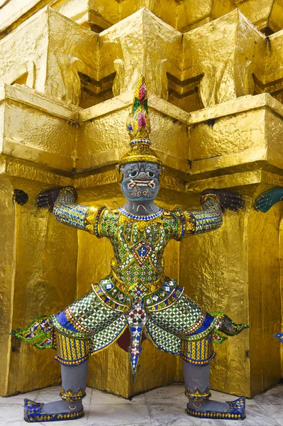 Bangkok, grand palace, de groene demon guard met gouden achtergrond — Stockfoto