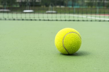 Beyaz çizgi kortunda tenis topu