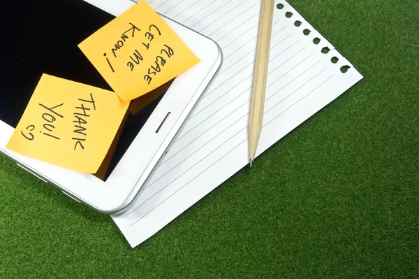 Digital tablet med note pad och linje papper — Stockfoto