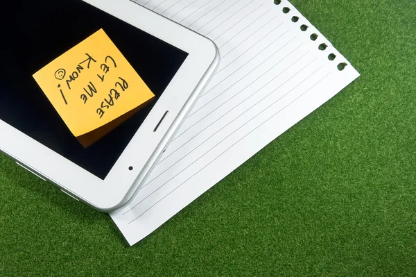 Digitale tablet met opmerking pad en lijn papers — Stockfoto