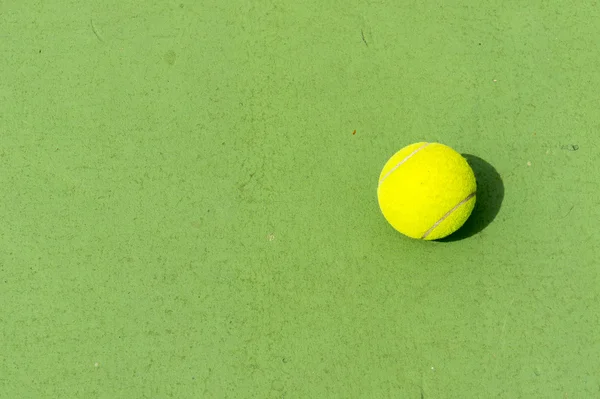 Tennisboll på vit linje domstolen — Stockfoto