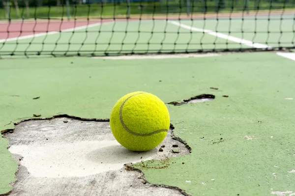 Tennisboll på vit linje domstolen — Stockfoto