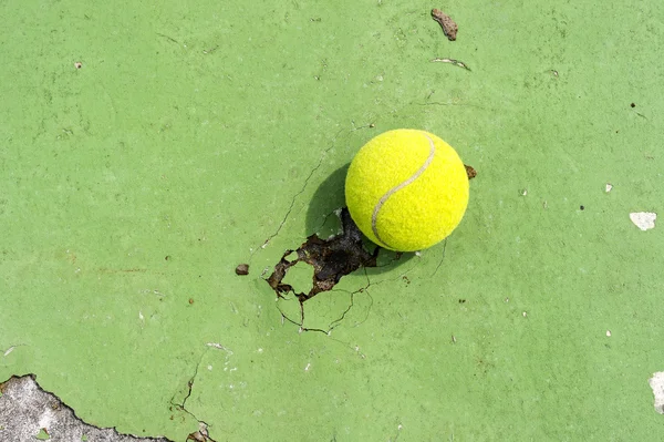 Тенісний м'яч на суд білою лінією — стокове фото