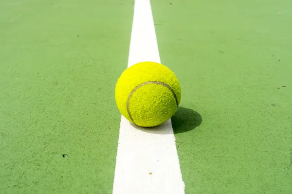 Tennisboll på vit linje domstolen — Stockfoto