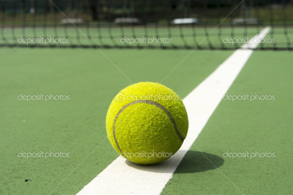 テニス コートにボールを白い線 ストック写真 C Ladywewa
