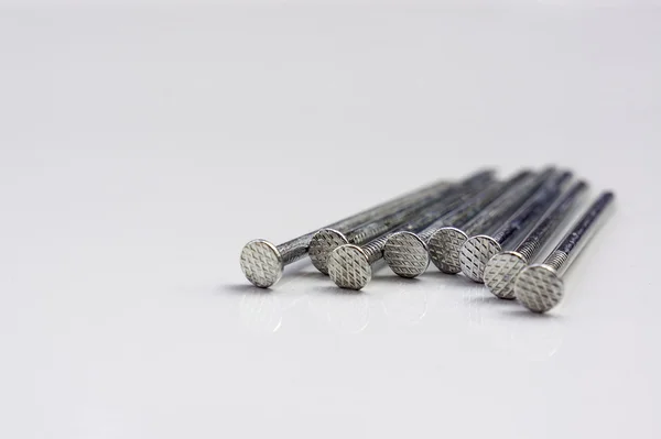 Beyaz arka plan üzerinde Spike çivi.