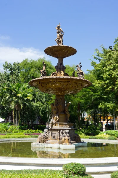 Antico Giardino Fontana nel parco naturale verde . — Foto Stock