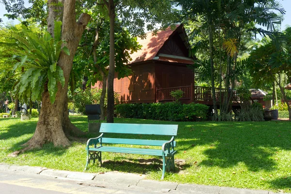 Bench chair in beautiful natural green garden — Stock Photo, Image