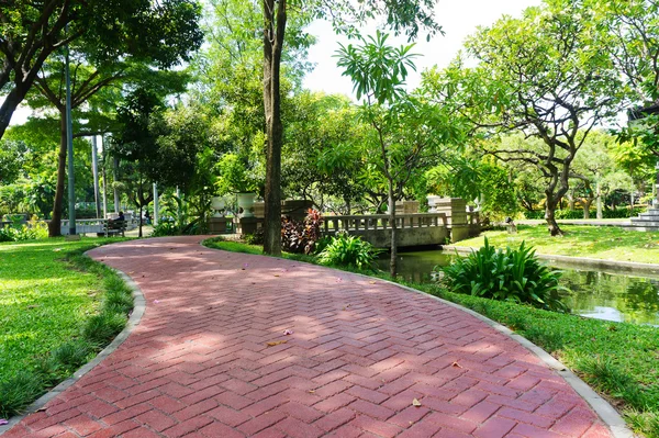 Garden Walkway in beautiful natural green park — Stock Photo, Image