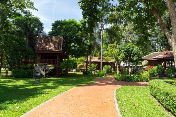 Pasarela Jardín en hermoso parque verde natural — Foto de Stock