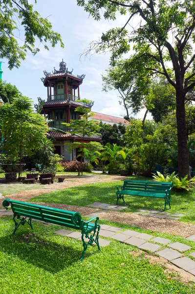 Sedia da banco nel bellissimo giardino verde cinese — Foto Stock