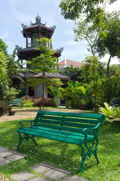 在美丽的中国绿色花园长凳椅子 — 图库照片