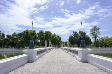 Mavi gökyüzü manzara ile yeşil bahçe.