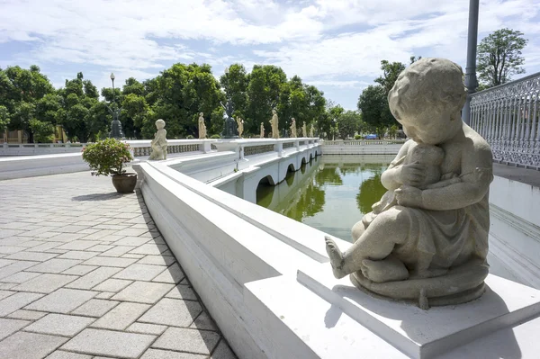 Mavi gökyüzü manzara ile yeşil bahçe.