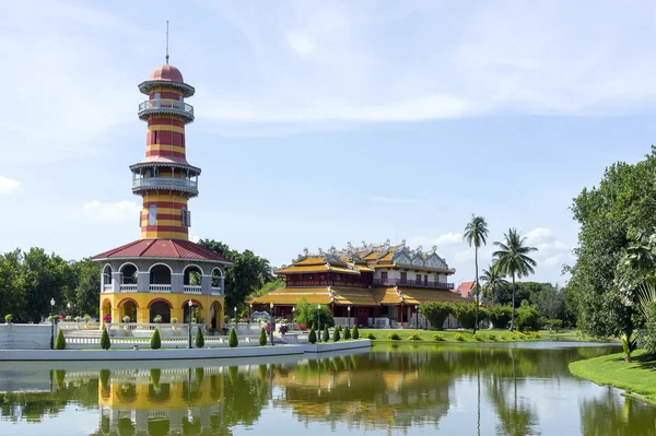 Jardín verde en el palacio de verano tailandés bang pa en — Foto de Stock