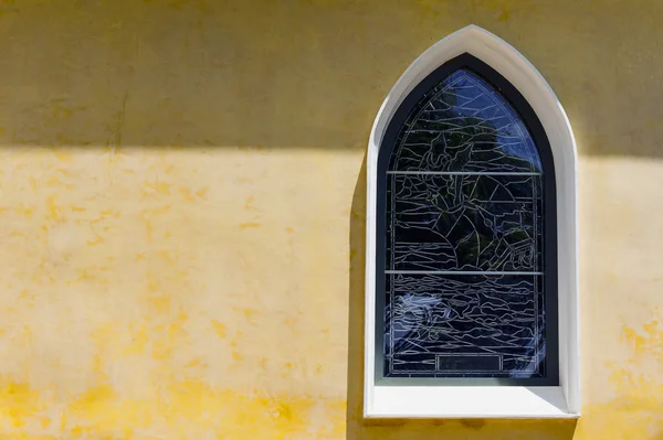 Sarı beton duvar ile pencere Buda Tapınağı.